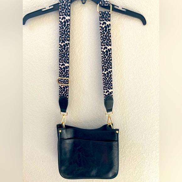 Be in style with this shoulder / crossbody bag!!! Never used. Cute faux leather. - Picture 1 of 6